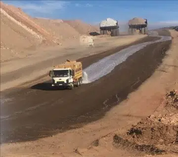 Eliminar el polvo en rutas mineras: sanjuaninos crearon una solución que recibió el apoyo del Estado